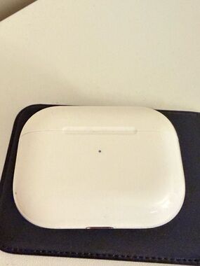 Apple White Wireless Earbuds Charging Case